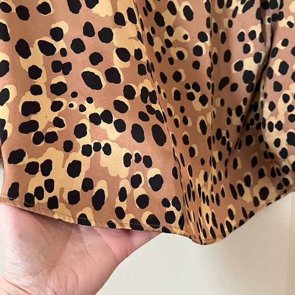 DR2 Designer Satin Tan and Black Pattern Print Blouse Women’s Size Large - Picture 6 of 16